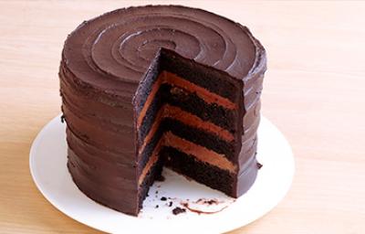 Una Tarta Sacher redonda con su interior descubierto sobre un plato blanco Una Tarta Sacher redonda con su interior descubierto sobre un plato blanco
