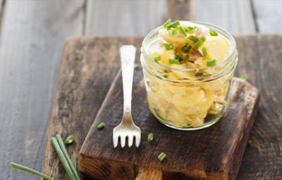 Ensalada de papa en vaso con cebolla de verdeo y salsa blanca Ensalada de papa en vaso con cebolla de verdeo y salsa blanca