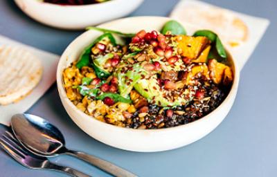 Lentejas, arroz, palta y semillas en un almuerzo sin gluten Lentejas, arroz, palta y semillas en un almuerzo sin gluten