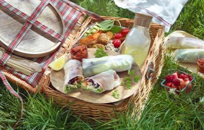 Picnic con alimentos envueltos en papel film Picnic con alimentos envueltos en papel film