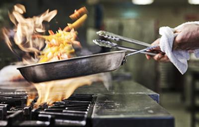 Sartén con fuego, importancia conocer primeros auxilios en la cocina Sartén con fuego, importancia conocer primeros auxilios en la cocina