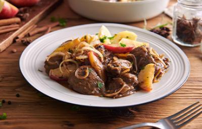 Delicioso plato de hígado encebollado acompañado con papa Delicioso plato de hígado encebollado acompañado con papa