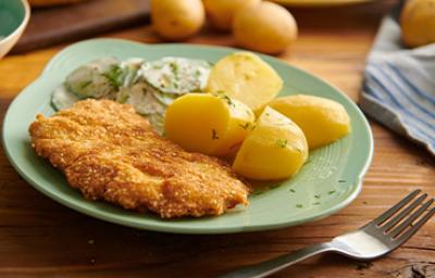 Plato con receta de milanesa empanada con pan rallado Plato con receta de milanesa empanada con pan rallado