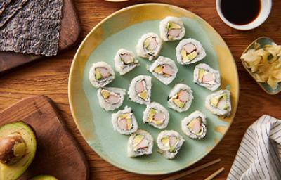 Rolls de sushi con wasabi Plato de sushi con wasabi, salsa de soja y palta