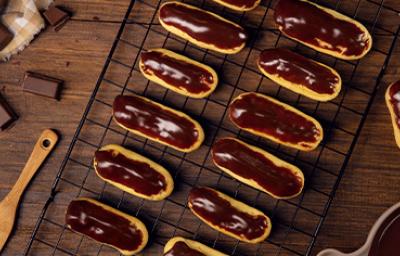 Bandeja con eclairs de chocolate Bandeja con eclairs de chocolate