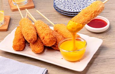 Siete corn dog y dos dips de salsas.