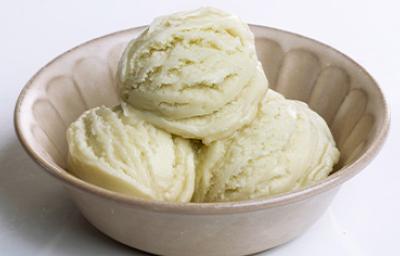 Tazón con crema de helado mochi