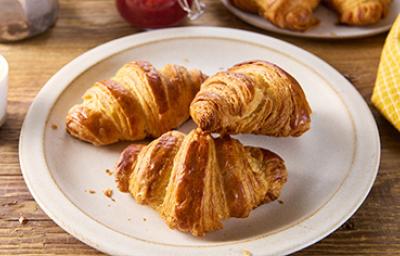 Tres deliciosos croissants de almendras frescos sobre un plato