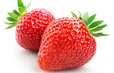 Dos tipos de frutilla una junto a otra