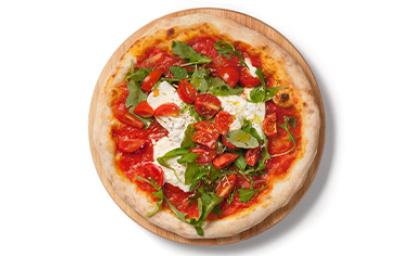Focaccia italiana con pasta de tomate, queso burrata y rúcula encima, vista desde un plano cenital