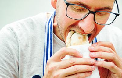 Hombre degustando unas deliciosas empanadas de hojaldre