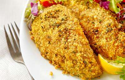 Palitos de pescado, un acompañamiento ideal en cualquier receta Deliciosos palitos de pescado acompañando una fresca ensalada