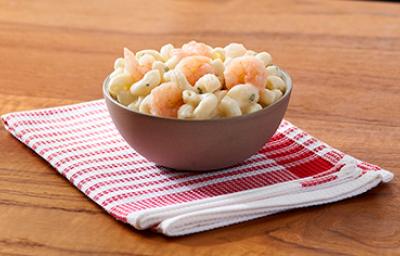 Tazón de ceviche nikkei sobre mesa