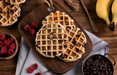 Waffles de banana con chocolate y frambuesas Waffles de banana con chocolate y frambuesas