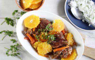 Cerdo con salsa de naranja, rodajas y arroz blanco Plato de cerdo con salsa de naranja, acompañado de rodajas de naranja