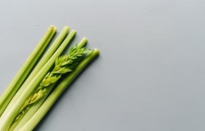 Apio, un versátil vegetal. Racimo de apios listos para ser empleados en la cocina.