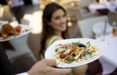 Calamar, un delicioso, sofisticado y elegante ingrediente de mar Exquisito y elegante platillo de cualquiera de los tipos de calamar con vegetales siendo llevado a la mesa.
