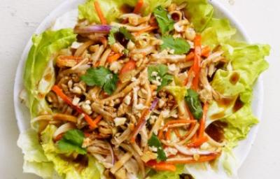 Ensalada asiática con fideos de arroz y proteína, otra variante de esta preparación Exquisito plato de ensalada asiática visto desde un plano cenital.