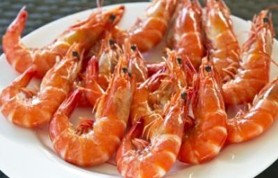 Gambas, ingrediente marino muy apetecido Platillo de gambas frescas.