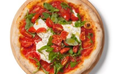 Pizza burrata, una excelente opción de comida italiana. Pizza con burrata, pasta de tomate y rúgula.