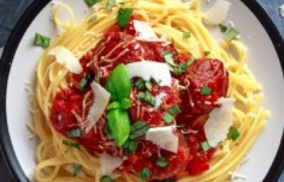 Plato de pasta con salsa amatriciana