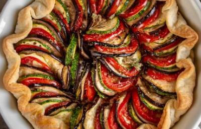 Plato con receta de galette crujiente y rellena de vegetales