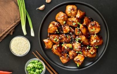 Delicioso plato de pollo japonés visto cenitalmente. 