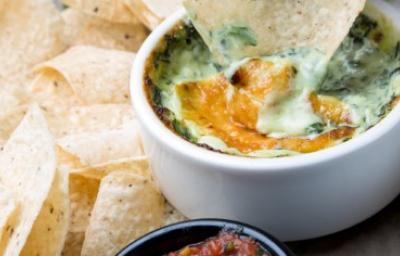 Queso provolone, perfecto para crear delicioso y cremosos dips. Queso provolone derretido en pequeño bowl.