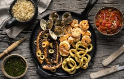 Sartén de hierro fundido con pulpo a la parrilla y variedad de mariscos Sartén de hierro fundido con pulpo a la parrilla y variedad de mariscos