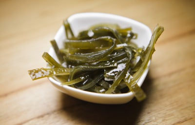 Mesa con ingredientes para hacer comida con cochayuyo.