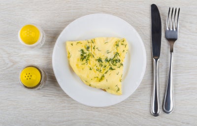Plato de omelette, una opción para comida sin sal 