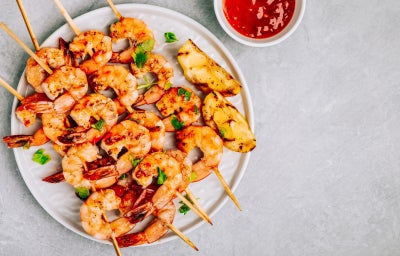 Mesa con camarones para hacer empanadas de mariscos.
