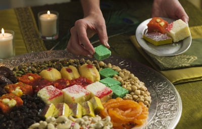 plato con fruta desecada y otros alimentos.