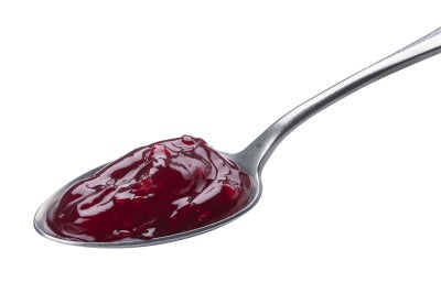 cuchara con mermelada casera sin azúcar de mora.