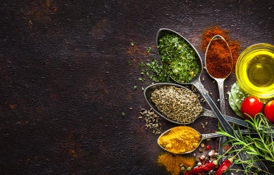 Variedad de especias y condimentos, incluyendo merken ahumado para sabor en platos