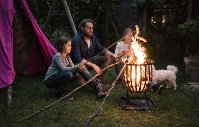 personas haciendo comida para un camping.