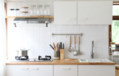 Cocina hogareña con varios utensilios a la vista.