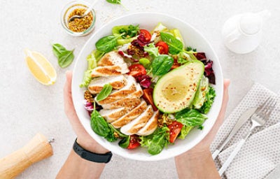 Ensalada con pechuga de pollo una carne blanca.