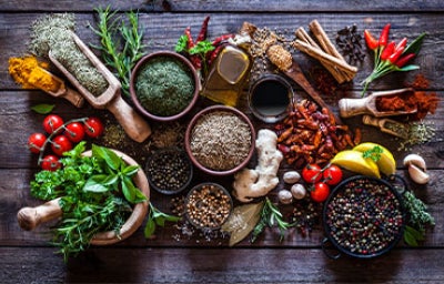 varias especias exóticas en una mesa.