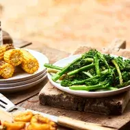 Choclos y espárragos sobre una mesa de madera en un asado vegetariano 