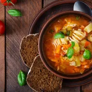 Plato con sopa de verduras