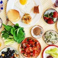 Mesa con diferentes preparaciones de desayuno
