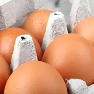 Huevos en cubeta de cartón 