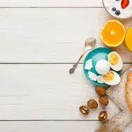 Desayuno continental con fruta, huevo y pan 