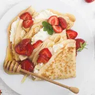 Desayuno crepe con frutillas y miel 
