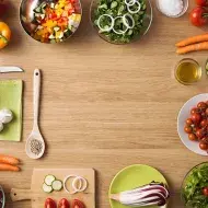 Varios ingredientes para armar una ensalada balanceada 