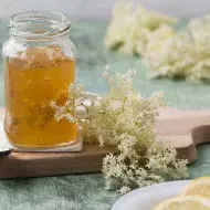 Mermelada de anana sobre una tabla