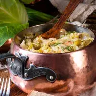 Olla con sopa y cuchara de palo 
