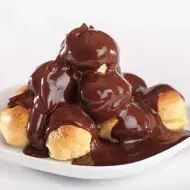 Profiteroles con salsa casera de chocolate 