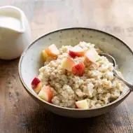 Avena con manzana, un desayuno balanceado